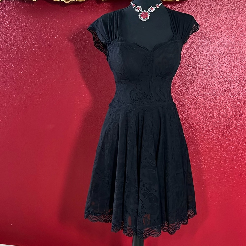 Guess black lace cocktail dress knee length size 4 very soft fabric